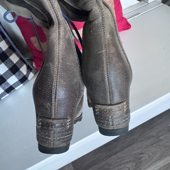 Stylish Lace-Up Boots with Blue Laces - Picture 5 of 8